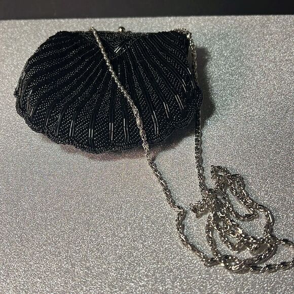 Beautiful Vintage Clam Shell Beaded Bag with Silver Chain. P20 - Picture 5 of 5